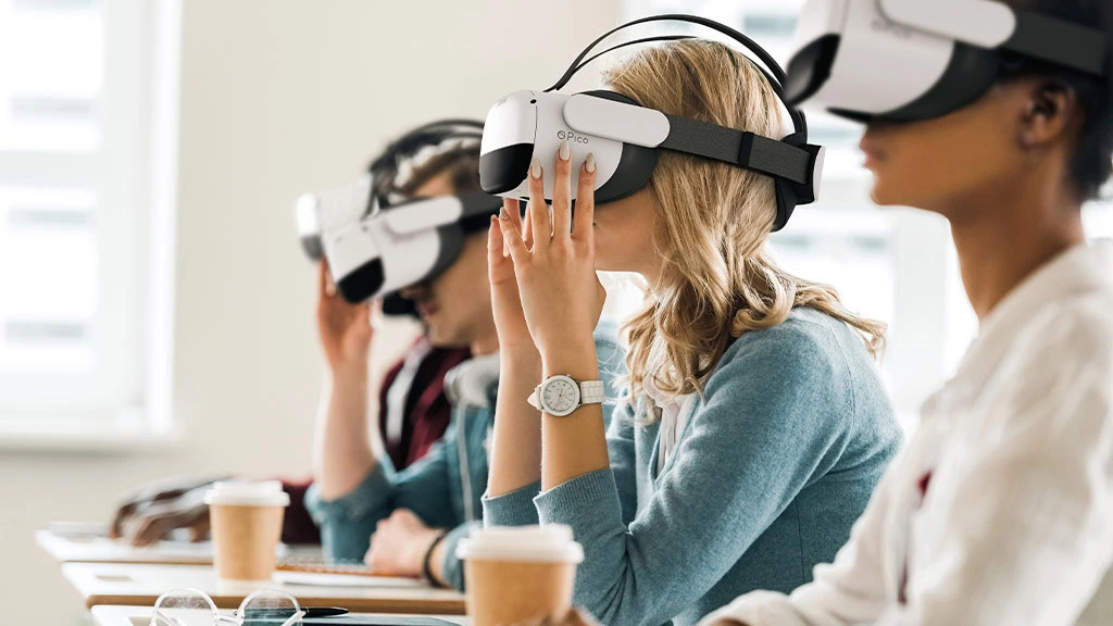 Étudiants en formation professionnelle utilisant des simulateurs en réalité virtuelle