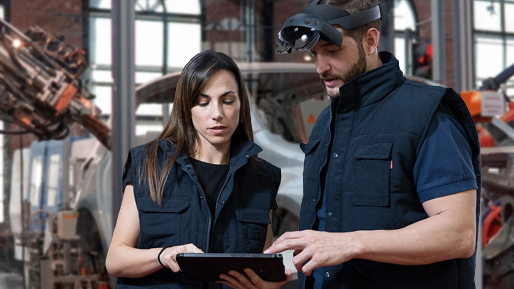 Opérateurs d'une usine industrielle utilisant SAAM, le logiciel multiplateforme d'Innovae.