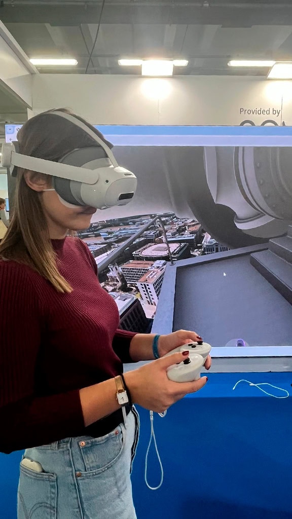 Une participante au salon Didacta Italia teste nos simulateurs de réalité virtuelle