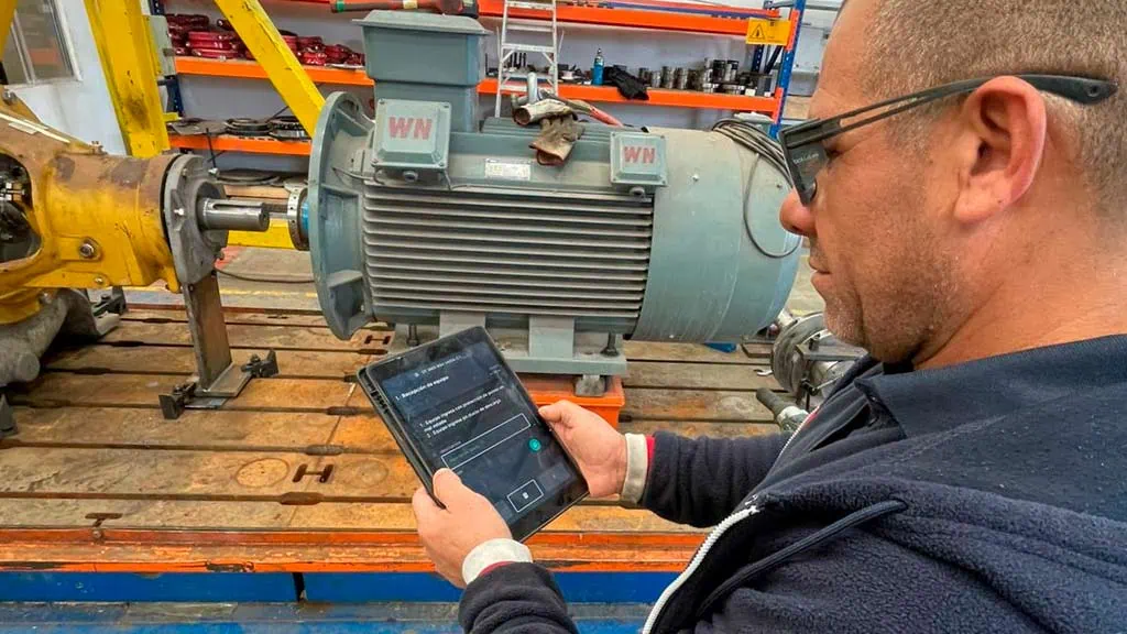 L'operatore di RepairCo utilizza SAAM per la digitalizzazione della manutenzione