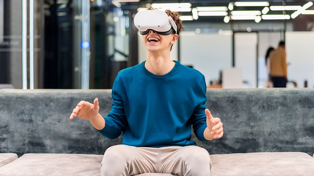 Alumno de Formación Profesional utilizando gafas de Realidad Virtual