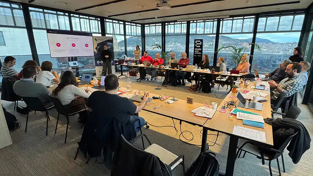 Izaskun Olarreaga, responsable de la croissance chez Innovae, présente les solutions de réalité virtuelle de l'entreprise dans le cadre du projet européen « Digital Twin on Smart Manufacturing ».