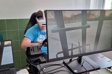 Un alumno de IES Gonzalo Torrente Ballester utiliza el simulador de Carretilla Elevadora de Innovae