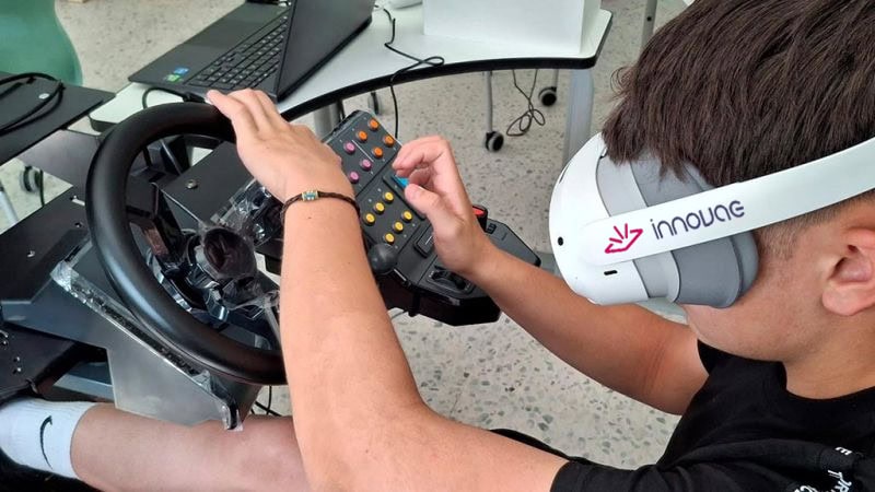 Uno studente dell'IES Gonzalo Torrente Ballester utilizza il simulatore di carrello elevatore Innovae