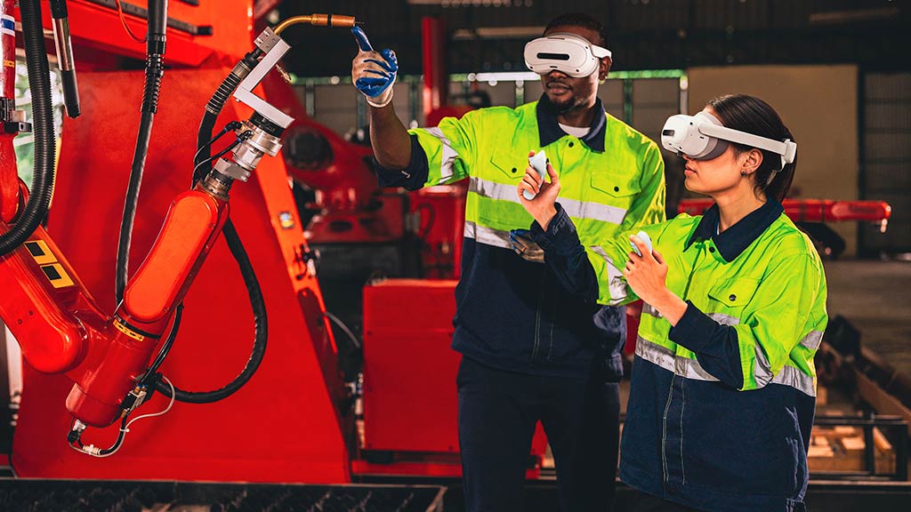Des opérateurs d'une usine industrielle utilisent des lunettes de réalité virtuelle