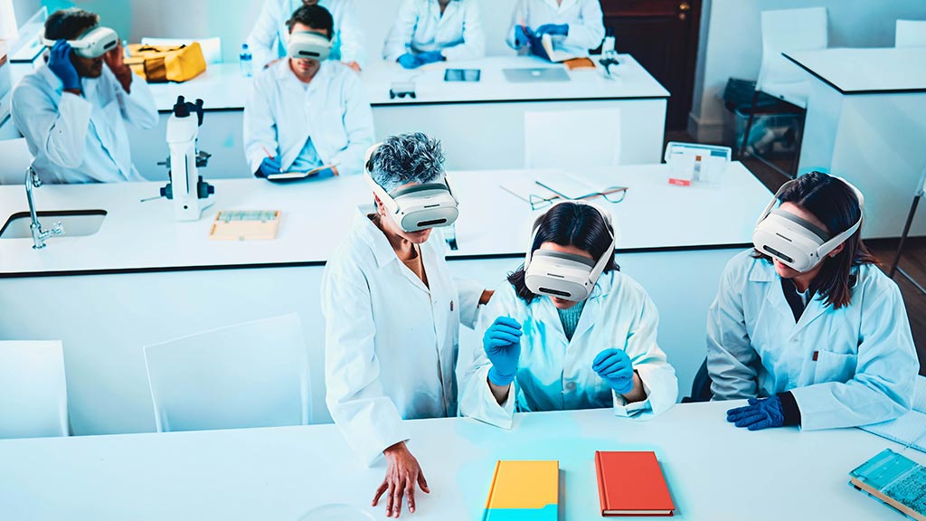 Les professionnels de santé utilisent des lunettes de réalité virtuelle pour la formation