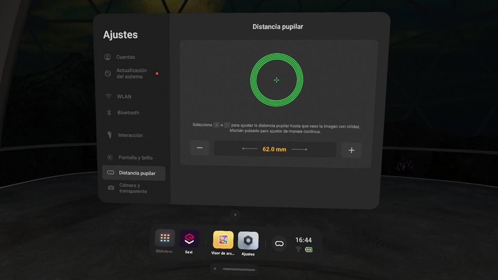 Einstellung des Pupillenabstands bei PICO-Virtual-Reality-Brillen.